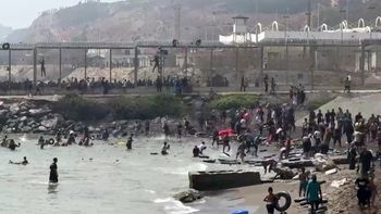Crisis en el norte de África: miles de jóvenes asaltan la frontera en el enclave español de Ceuta