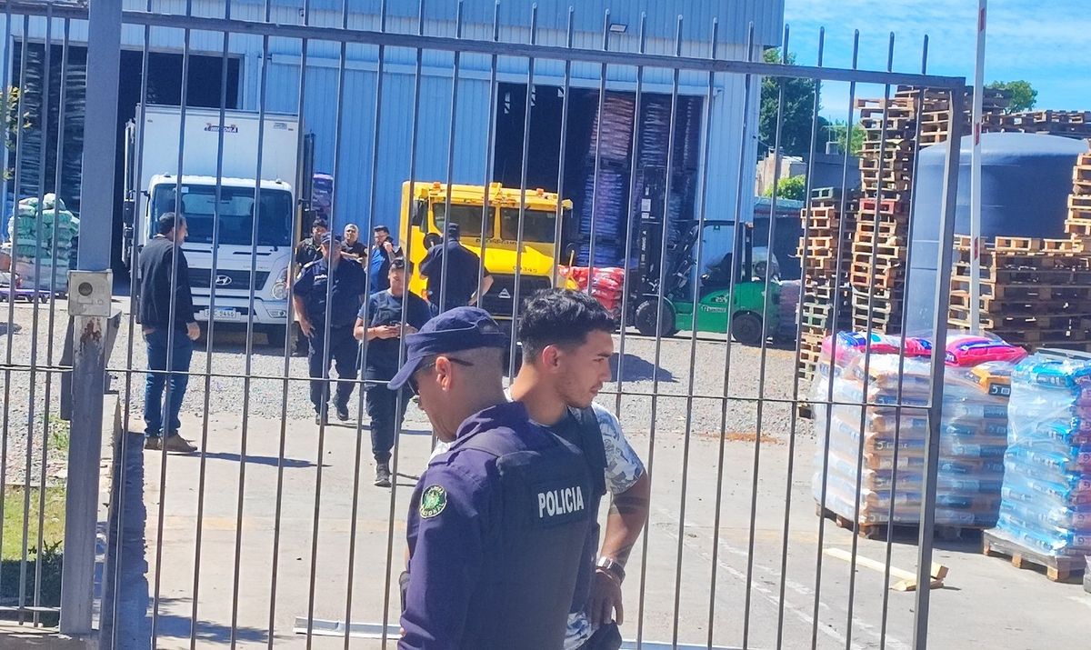 Cuatro delincuentes cometieron una rapiña en una distribuidora y se tirotearon con los guardias de la empresa portadora de caudales. 