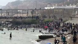 Miles de jóvenes llegan a Ceuta.