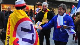altText(De a pie: sectores políticos y militantes del FA marcharon por 18 de Julio)}