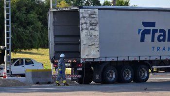 Camión que derramó ácido fórmico en el puente de Fray Bentos.