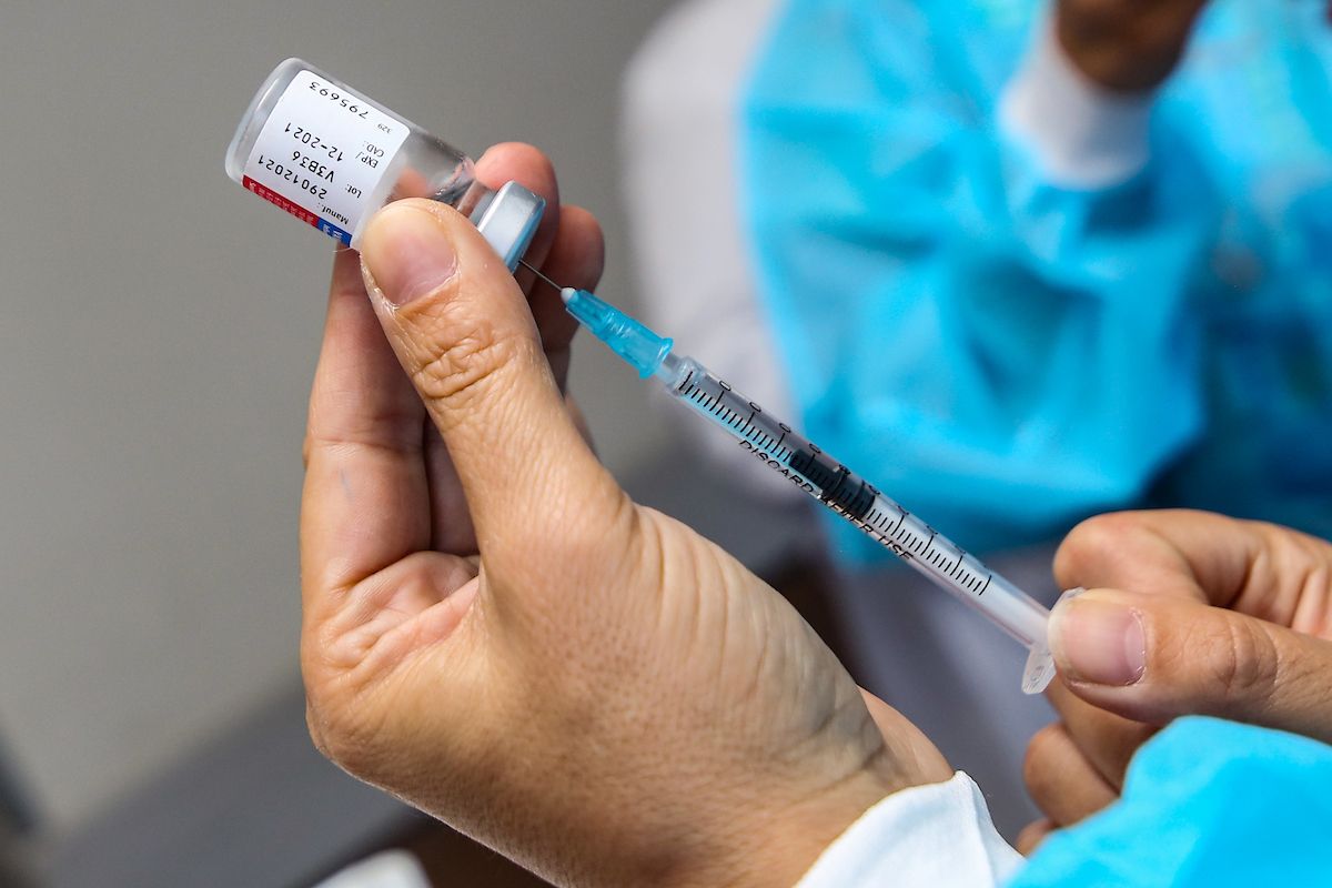 Vacunación contra la gripe al personal de la salud.