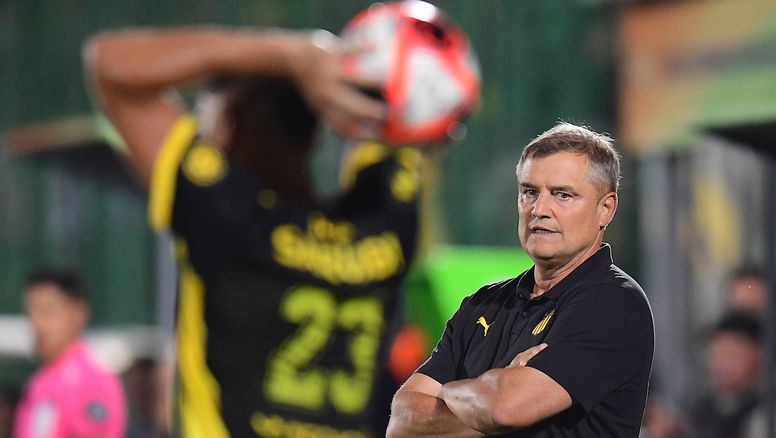 De atrás, Peñarol derrotó por 2 a 1 a Deportivo Maldonado en el Campeón del Siglo