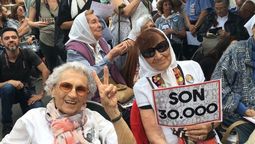 altText(Entregaron doctorado Honoris Causa a la Madre de Plaza de Mayo Taty Almeida)}