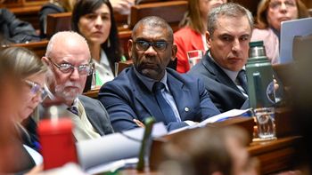 A la izquierda del ministro de ambiente Edgardo Ortuño, está el viceministro Oscar Caputi