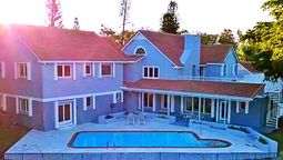 altText(¿Cómo es la mansión que compró Suárez por 11,5 millones de dólares?)}