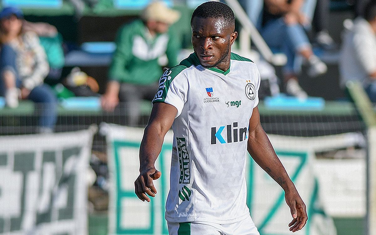 El nigeriano Ebere volvió a marcar para Plaza Colonia en el empate 1 a 1 ante La Luz.