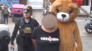 Insólito arrestro en Perú: policía se disfraza de oso de peluche para atrapar a dos narcos