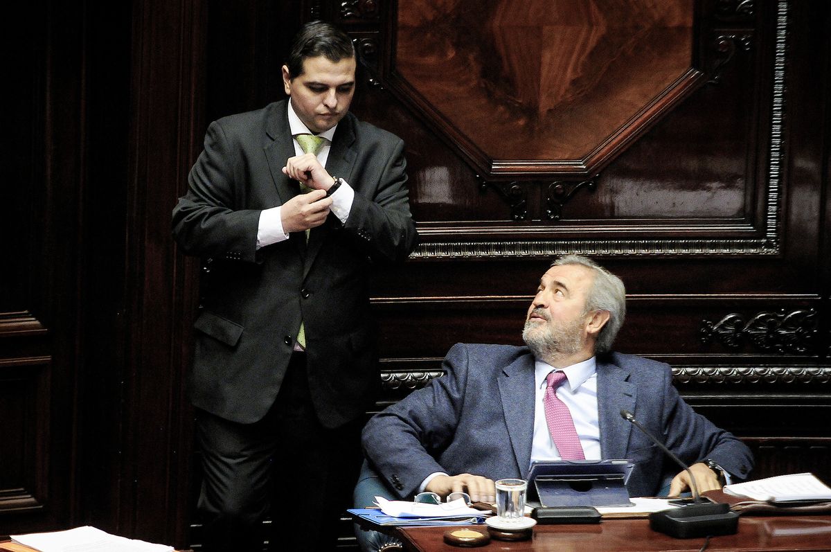 En la foto: Luis Calabria y Jorge Larrañaga en la cámara de senadores