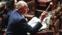 altText(Cruce entre Gustavo Salle y el PIT-CNT interrumpió sesión parlamentaria)}