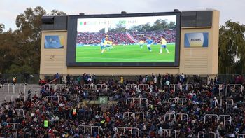 FIFA tapó el símbolo de las Islas en el Estadio Malvinas Argentinas.