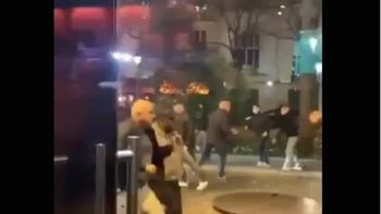 Hinchas del Aston Villa y del PSG a las trompadas y sillazos en la noche de París.