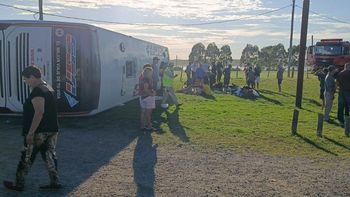 Pudo ser una tragedia: 11 lesionados al volcar un ómnibus interdepartamental en Flores