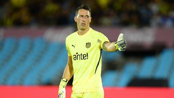 Aguirre le da arco a Sebastián Britos antes del inicio en la Libertadores.