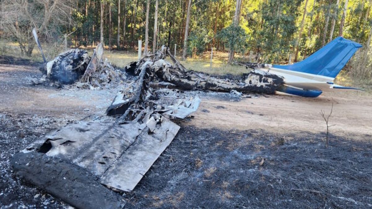 Avioneta abandonada e incinerada en un camino rural de Paysandú. Avioneta abandonada e incinerada en un camino rural de Paysandú.