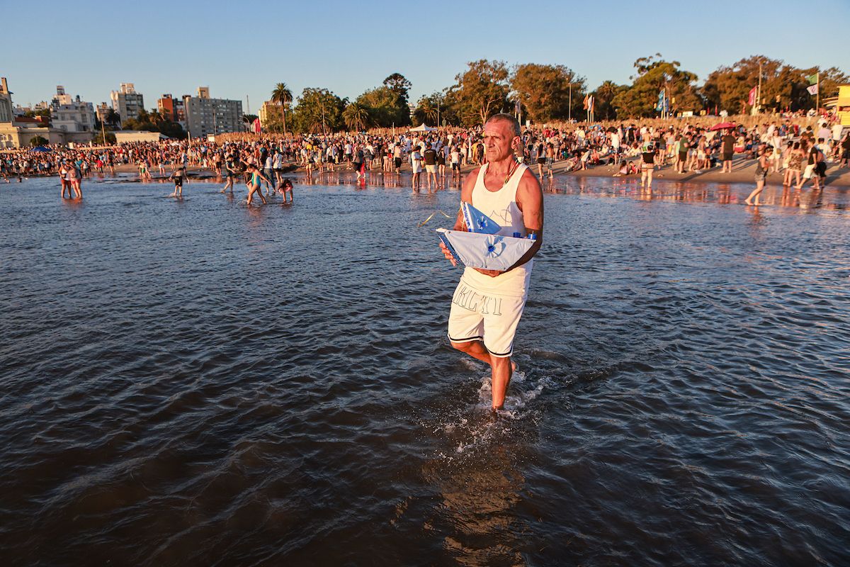 Celebración de Iemanjá en playa Ramirez.