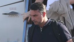 Bolsonaro desciende del avión en EEUU.