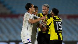 altText(Nacional fue superior y se impuso 2 a 0 a Peñarol)}