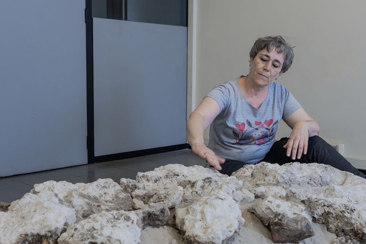 Alicia Lusiardo junto a losa de Amelia Sanjurjo.&nbsp;