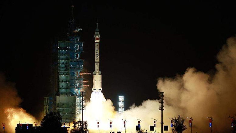 China lanza una misión histórica: un astronauta pasará por primera vez un año entero en el espacio