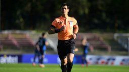 altText(Árbitros siguen parando en el medio local pero no en copas internacionales)}