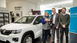 altText(Santa Rosa entregó un Renault cero kilómetro a la ganadora del sorteo de Juntos por los Niños)}