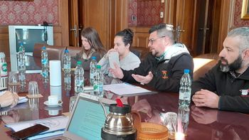 Funcionarios civiles penitenciarios en reunión con diputados del Frente Amplio.