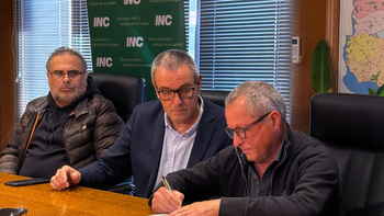 Autoridades del Inisa y el INC, durante la firma del convenio.