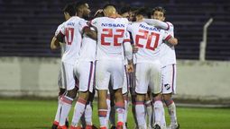 altText(Nacional fue multado por el MSP con 500 UR por romper la burbuja)}