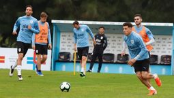 altText(Tabárez paró un equipo esta mañana de cara al debut)}