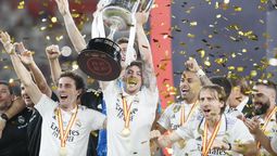 altText(Valverde ya ganó todo: levantó la Copa del Rey con el Madrid)}