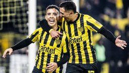altText(Peñarol derrotó 2 a 1 con Rosario Central y clasificó a los octavos de final)}