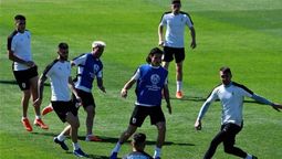 altText(Uruguay entrenó sin Torreira y Stuani por una molestia estomacal)}
