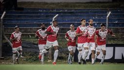 altText(Insólito: capitán de Tacuarembó pinchó su auto y se quedó sin jugar)}