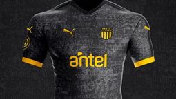 altText(Peñarol presentó la camiseta conmemorativa y el acuerdo con Twiter)}