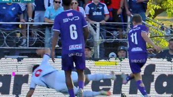 Leodán González: la insólita explicación del árbitro para no sacarle tarjeta a Maxi Gómez
