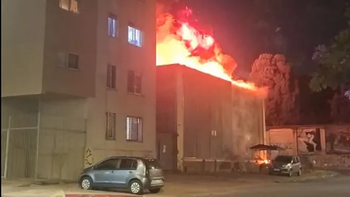 Gran explosión e incendio en una subestación de UTE en Barrio Sur asustó a los vecinos