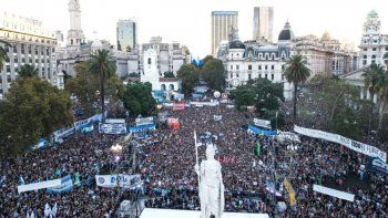 Una multitudinaria marcha le dio un duro golpe a las políticas de Milei.