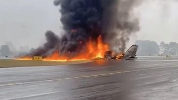 Solo restos y humo quedaron del avión.