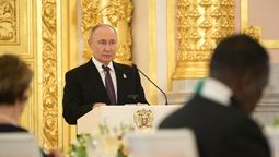 Putin habla a los líderes reunidos en el Kremlin.