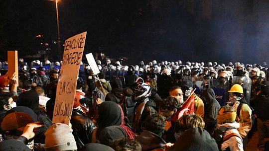 Multitudes protestan en las calles de Estambul.