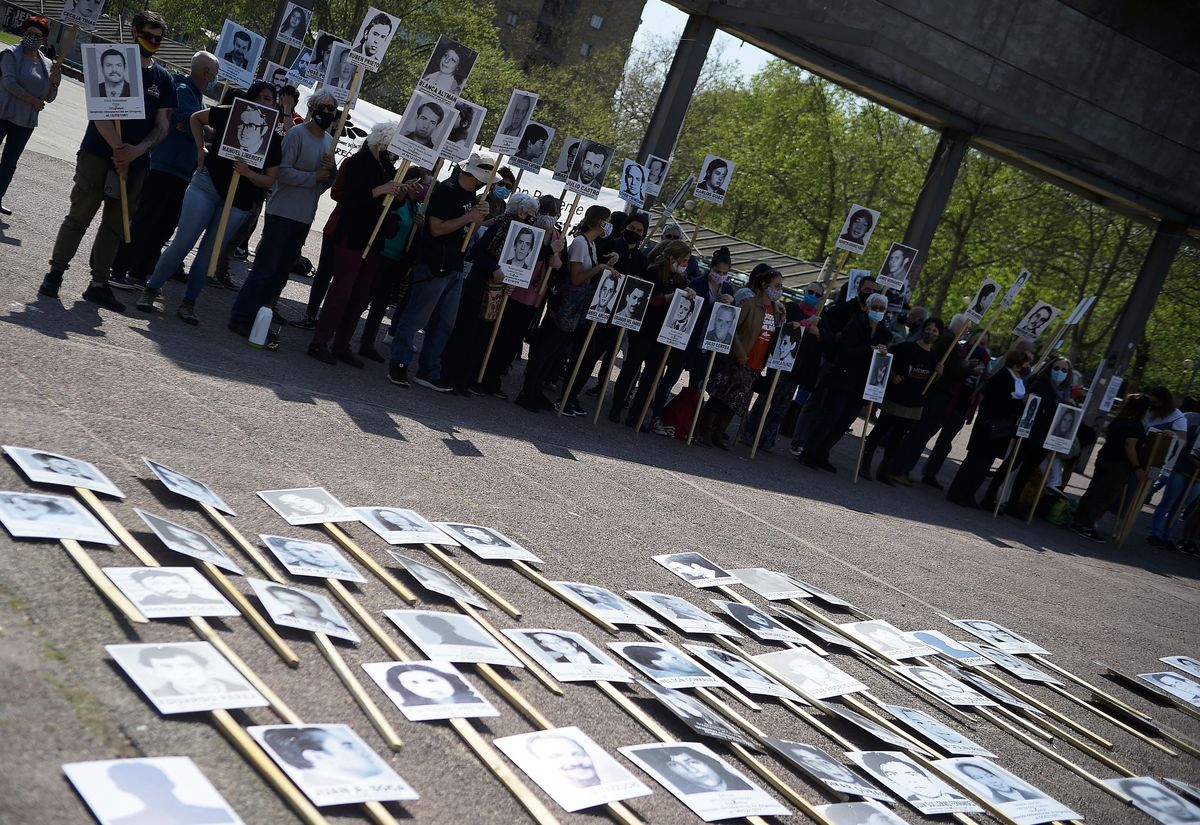 Madres y familiares detenidos desaparecidos concentrados en la plaza 1ro de Mayo.