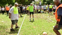 altText(Nace el fútbol caminando para personas con sobrepeso)}