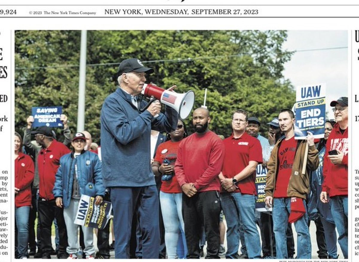 Biden con los huelguistas en la portada del New York Times.