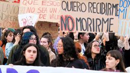 altText(Miles de estudiantes reclamaron justicia y espacios seguros tras intento de femicidio)}