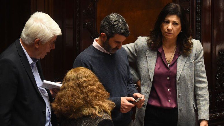 Rescisión con Cardama: clima espeso para Da Silva y el FA le apunta a Javier García