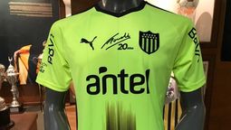 altText(Se presentó la camiseta homenaje a Gonchi Rodríguez y el convenio con su fundación)}