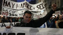 altText(Ollas Solidarias marcharon para denunciar el hambre y la sed)}