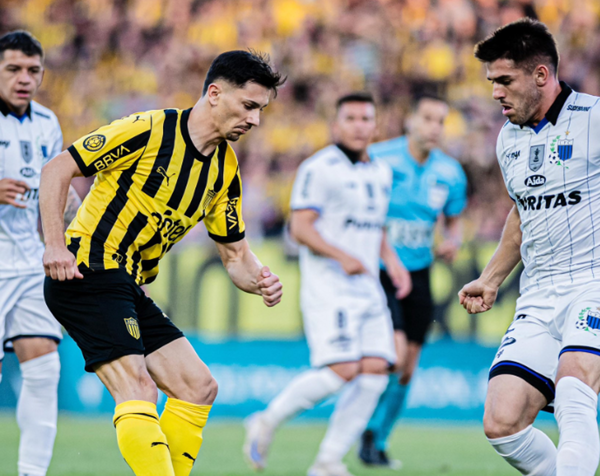 Peñarol le ganó 2-0 a Liverpool en el Campeón del Siglo