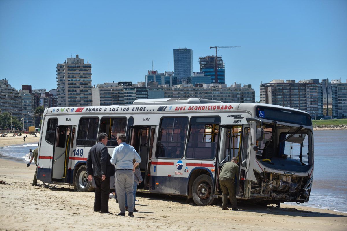 ómnibus de Cutcsa accidentado en la rambla.